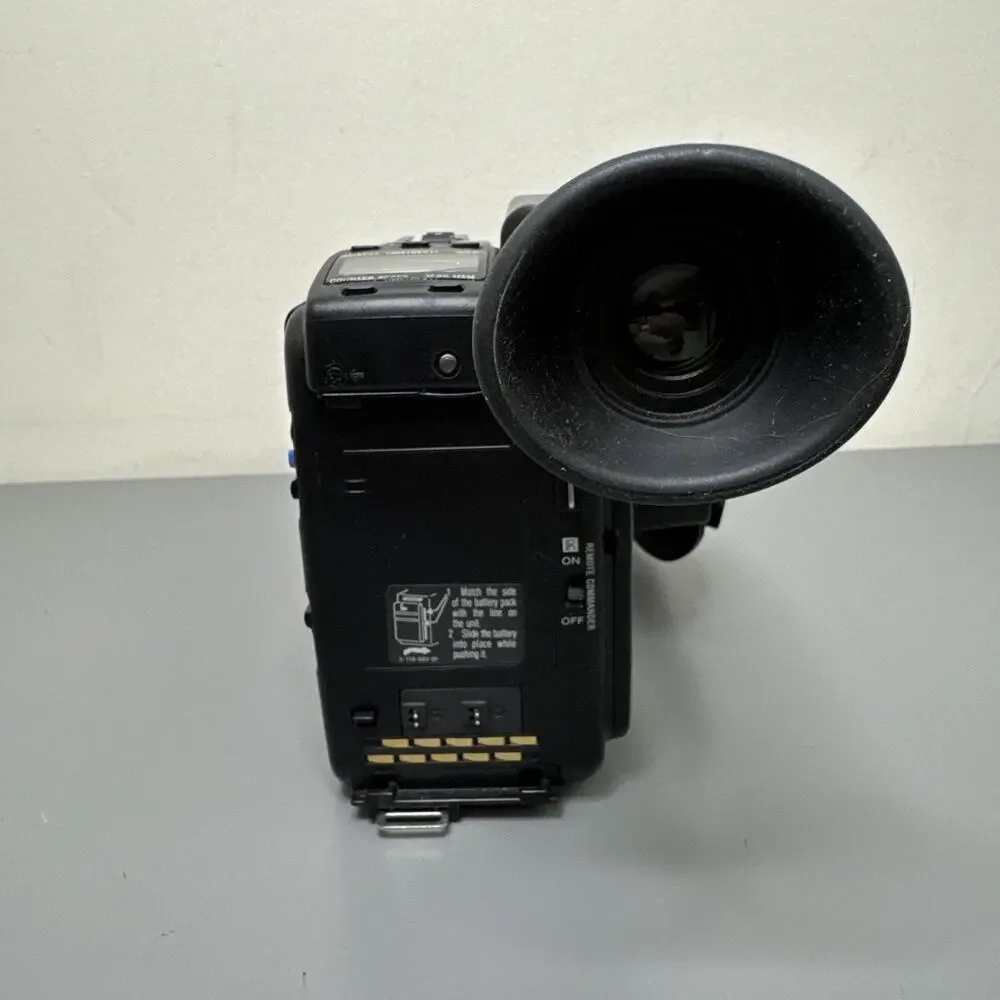 Sony Handycam NTSC Video 8 CCD-F77 Camcorder & Battery Black